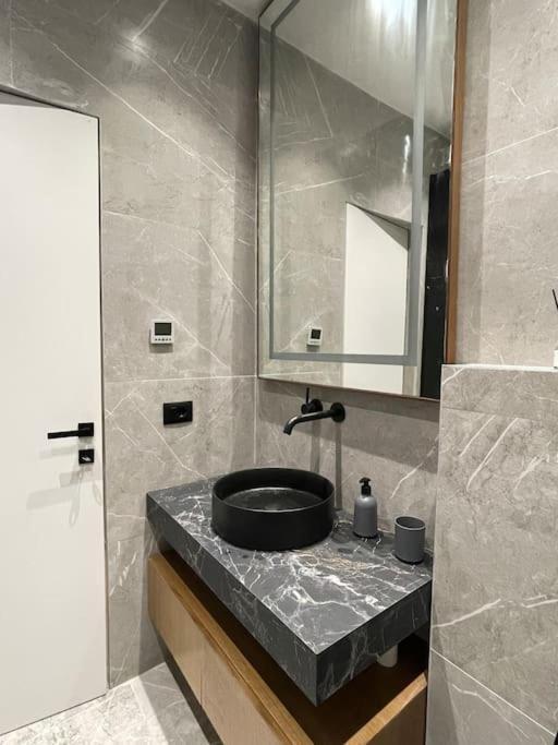 Angry Architects Apartment01 Tiranë Luaran gambar